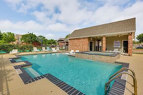 Central College Station Townhome w/ Community Pool