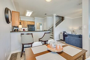 Central College Station Townhome w/ Community Pool