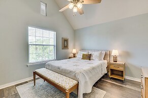 Central College Station Townhome w/ Community Pool
