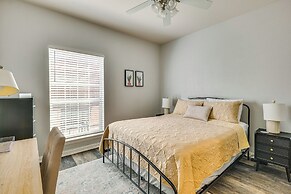 Central College Station Townhome w/ Community Pool