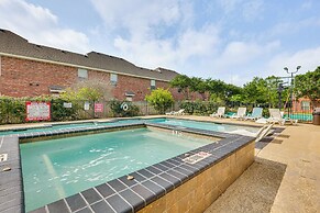 Central College Station Townhome w/ Community Pool