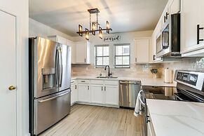 Modern Gilbert Getaway w/ Yard ~ 5 Mi to Downtown!