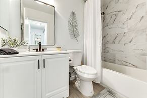 Modern Gilbert Getaway w/ Yard ~ 5 Mi to Downtown!