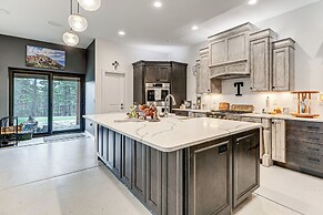 Florissant Home w/ Hot Tub, Putting Green & Views!