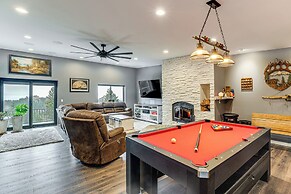 Florissant Home w/ Hot Tub, Putting Green & Views!