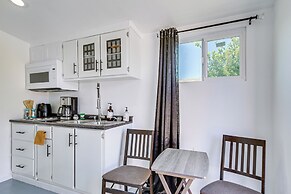 3 Mi to Coachella: Quaint Studio w/ Shared Yard!