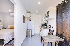 3 Mi to Coachella: Quaint Studio w/ Shared Yard!