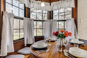 Charming Austin Home on 2 Acres: BBQ & Yard!