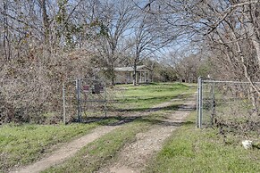 Charming Austin Home on 2 Acres: BBQ & Yard!