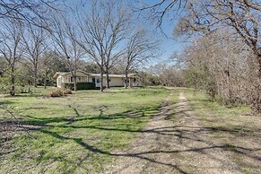 Charming Austin Home on 2 Acres: BBQ & Yard!