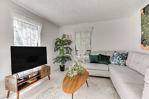 Charming Austin Home on 2 Acres: BBQ & Yard!