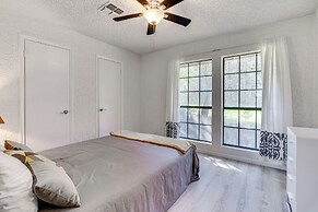 Charming Austin Home on 2 Acres: BBQ & Yard!