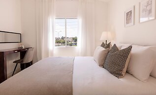 Phaedrus Living Nerina Modern City Flat