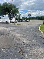 Relax Inn By OYO Clinton