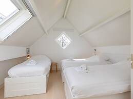 Modern Holiday Home With Garden