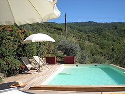 Farmhouse in Cortona With Pool