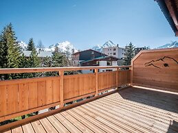Spacious Chalet With hot tub on Terrace