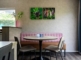 Comfortable Family and Friends House With Wellness