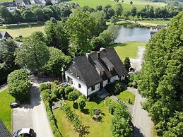 Modern Retreat by the Lake