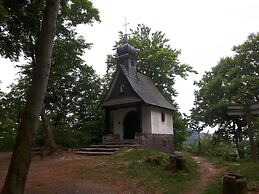 Modern Retreat by the Lake