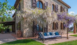 Villa in Umbria With Private Pool & Valley Views