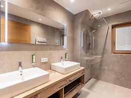 Large Chalet With Carmine and Wellness Area