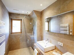 Large Chalet With Carmine and Wellness Area