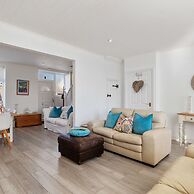 Comfrey Cottage - Lovely Cottage Near the Beach