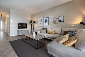 Beautiful Apartment With Marina View