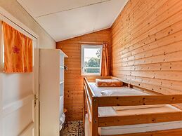 Cottage With Swimming Pool and Activities