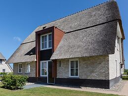 Villa With two Saunas in Delfstrahuizen