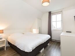 Villa With two Saunas in Delfstrahuizen