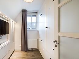 Villa With two Saunas in Delfstrahuizen