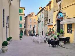 Apartment RR - One Bedroom Apartment With Balcony