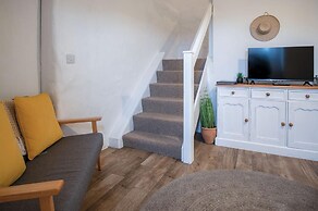 Yellow Cottage - 2 Bedroom Cottage - Dale