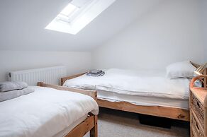 Yellow Cottage - 2 Bedroom Cottage - Dale