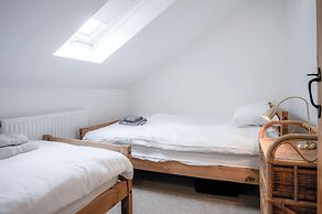 Yellow Cottage - 2 Bedroom Cottage - Dale