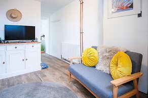 Yellow Cottage - 2 Bedroom Cottage - Dale