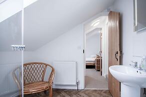 Yellow Cottage - 2 Bedroom Cottage - Dale