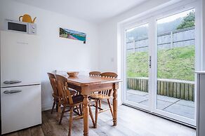 Yellow Cottage - 2 Bedroom Cottage - Dale