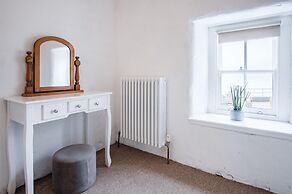 Yellow Cottage - 2 Bedroom Cottage - Dale