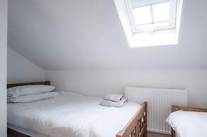 Yellow Cottage - 2 Bedroom Cottage - Dale