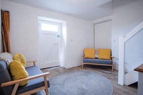 Yellow Cottage - 2 Bedroom Cottage - Dale