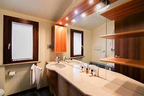 Sirmio Apartments  Primavera Stay