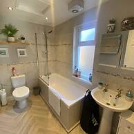 2BR Cozy Duplex in Belfast