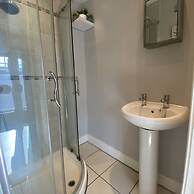 2BR Cozy Duplex in Belfast