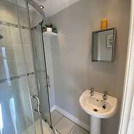 2BR Cozy Duplex in Belfast