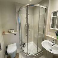 2BR Stunning City Centre Apt