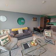 2BR Stunning City Centre Apt