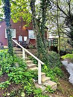 Cosy and Secluded Brook-side Lodge